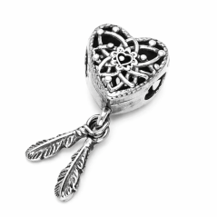 Charms serce z piórkami